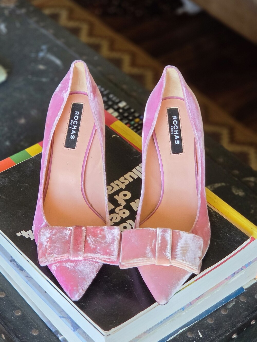 Rochas Paris Pink Velvet Pointed Kitten Heel Pumps with Bow Accent - Picture 3 of 7